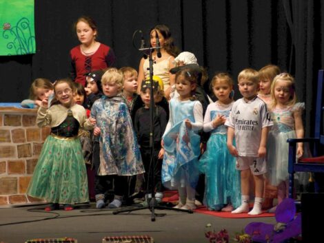 Liebenswerte Musikschul Musicalaufführung „Gestatten, Froschkönig“ in Gauangelloch