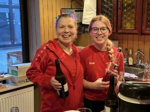 Birtta und Paula Kettenmann hinter der Theke bei der Veranstaltung.