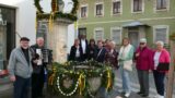 Bärenbrunnen wieder geschmückt: Farbenfroher Frühlingsgruß der Landfrauen