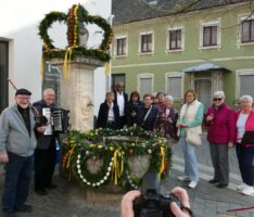 Bärenbrunnen wieder geschmückt: Farbenfroher Frühlingsgruß der Landfrauen