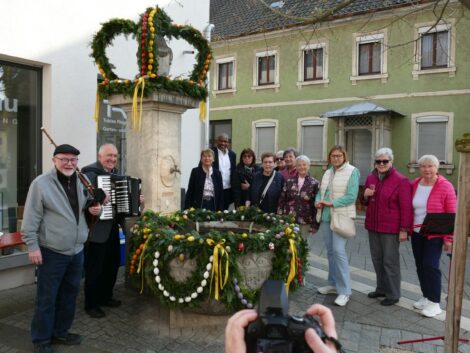 Bärenbrunnen wieder geschmückt: <br>Farbenfroher Frühlingsgruß der Landfrauen