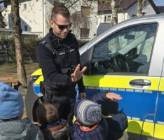 Polizeibesuch, Putzwoche und Sparkasse: St. Georg Schulanfänger erleben Leimen