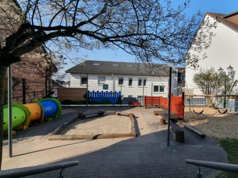 Elternaktion auf dem Außengelände der Krippe des Kindergarten St. Mauritius