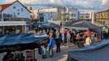 Mittsommer auf dem Diljemer Markt: Einkaufen, Kunst und Flohmarktfahnen