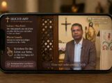 Pfarrer Lourdu präsentiert die „iConfess“-App mit virtuellem Beichtgitter