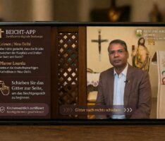 Pfarrer Lourdu präsentiert die „iConfess“-App mit virtuellem Beichtgitter