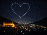 Starlink-Satelliten bilden leuchtendes Herz am Heidelberger Nachthimmel