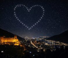 Starlink-Satelliten bilden leuchtendes Herz am Heidelberger Nachthimmel