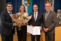 Ernennungsurkunde für künftigen Landrat Manuel Just überreicht
