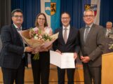 Ernennungsurkunde für künftigen Landrat Manuel Just überreicht