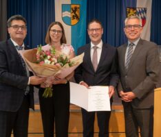 Ernennungsurkunde für künftigen Landrat Manuel Just überreicht