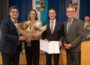 Ernennungsurkunde für künftigen Landrat Manuel Just überreicht