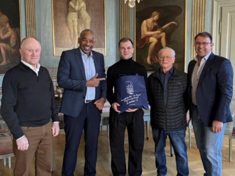 OB John Ehret empfängt Gewichtheber Maksym Kara im Historischen Rathaus