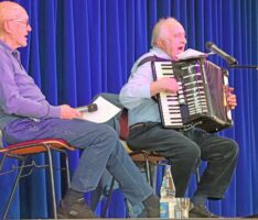 Günter Wittmann und Rudi Sailer unterhalten mit „Hiesige Sprooch und örtliches Liedgut“