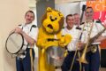 Freundschaftskonzert der U.S. Army Band – Lions Club bewirtete, sein Löwe spaßte