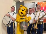Freundschaftskonzert der U.S. Army Band – Lions Club bewirtete, sein Löwe spaßte