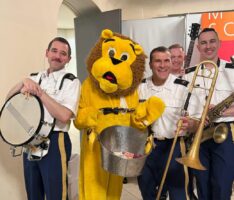 Freundschaftskonzert der U.S. Army Band – Lions Club bewirtete, sein Löwe spaßte
