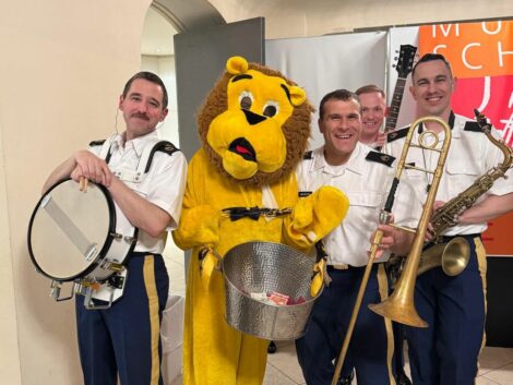Freundschaftskonzert der U.S. Army Band – Lions Club bewirtete, sein Löwe spaßte
