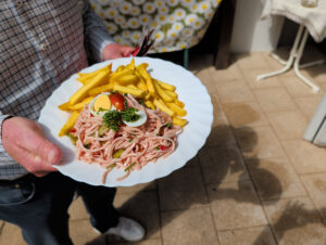 Speiseplatte mit Pommes frites und Fleischstreifen