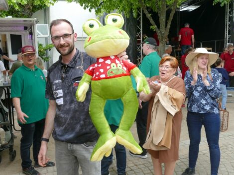 Deutschland rettet Wal – Dilje befreit Frosch aus Wurfbuden-Gefangenschaft