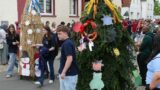 Frühlingsfest-Umzug in St. Ilgen: Brezeln, Musik und viele kleine Füße auf der Straße