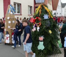 Frühlingsfest-Umzug in St. Ilgen: Brezeln, Musik und viele kleine Füße auf der Straße
