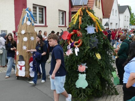 Frühlingsfest-Umzug in St. Ilgen: Brezeln, Musik und viele kleine Füße auf der Straße