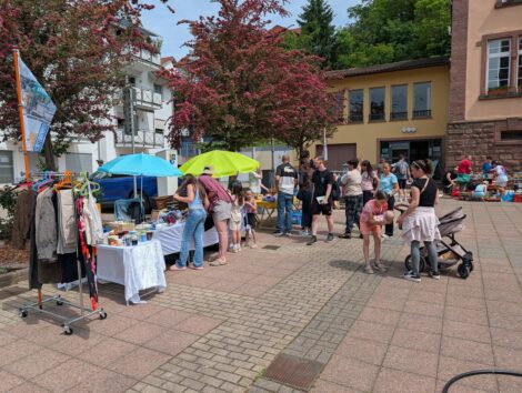 Von KFZ-Warnfackel bis Kaminuhr: <br>Kuriose Funde beim Hof-Flohmarkt