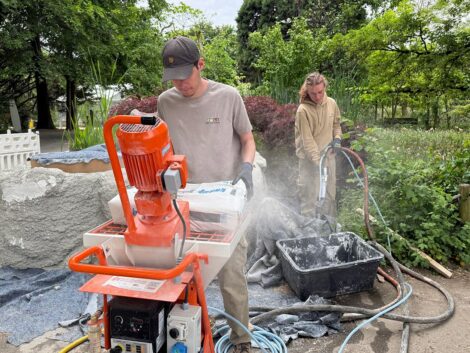Spritzbeton statt Hörsaal: <br>BFDler bauen im Zoo eigene Projekte