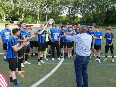 VfB Saisonabschluss mit Sieg gegen Dielheim – <br>Endlich gab es auch die Meisterschale