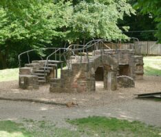 Spuk im Wald: Seit 1971 klettern, rutschen und füttern Generationen von Leimener Kindern
