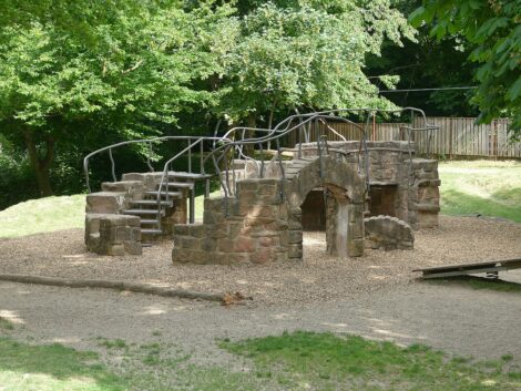 Spuk im Wald: Seit 1971 klettern, rutschen und füttern Generationen von Leimener Kindern