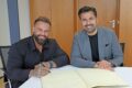 Profi-Bodybuilder Mike Sommerfeld trägt sich ins Goldene Buch Sandhausens ein