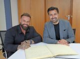 Profi-Bodybuilder Mike Sommerfeld trägt sich ins Goldene Buch Sandhausens ein