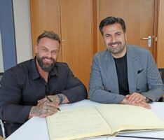 Profi-Bodybuilder Mike Sommerfeld trägt sich ins Goldene Buch Sandhausens ein