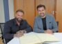 Profi-Bodybuilder Mike Sommerfeld trägt sich ins Goldene Buch Sandhausens ein