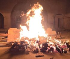 Brandstiftung in Kirche: Aramäische Kirchengemeinde dankt Feuerwehr, Polizei und OB