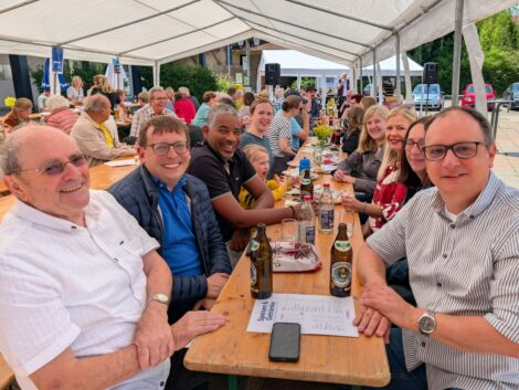 Das Angellocher Unterdorffest ist „ausgewandert“ – Gefeiert wurde auf dem Rathausplatz
