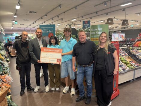 Yannick Veits saß eine Stunde an der Kasse: <br>1.500 Euro REWE-Spende für Lichtblick e.V.