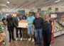 Yannick Veits saß eine Stunde an der Kasse: 1.500 Euro REWE-Spende für Lichtblick e.V.