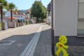 Zwischen Warnwesten und Plastikkindern – Die Rathausstraße wartet weiter auf Lösungen