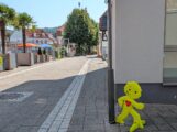 Zwischen Warnwesten und Plastikkindern – Die Rathausstraße wartet weiter auf Lösungen