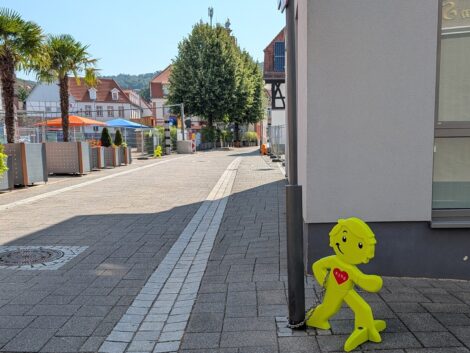 Zwischen Warnwesten und Plastikkindern – <br>Die Rathausstraße wartet weiter auf Lösungen