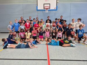 85 Kinder, zwei Hallen und jede Menge Basketball