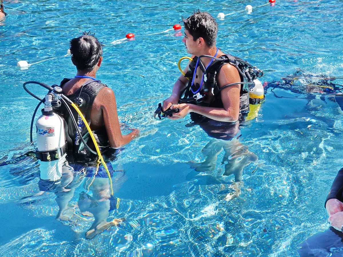 Erste Erfahrungen unter Wasser beim Ferienprogramm des Tauchsport-Clubs Leimen