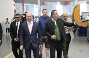 Mit dem Hubschrauber zur Amazon-Party: Leimens falscher Bezos hebt wieder ab