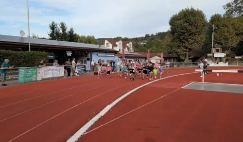 Läuferinnen und Läufer beim Spendenlauf der KuSG Leimen auf der Laufbahn im Otto-Hoog-Stadion