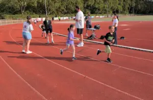 Zwei Kinder beim Lauf auf der Sportanlage des Otto-Hoog-Stadions beim Spendenlauf der KuSG Leimen