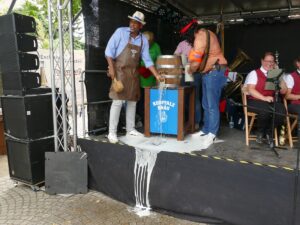 25 Schläge bis zum Bier: Diljemer Kerwe startet mit Kerwerede und Fass-Debakel