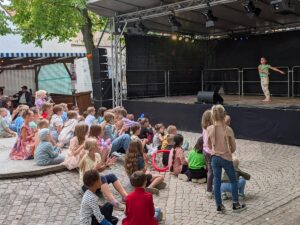 Playback mit vollem Körpereinsatz: Neun junge Künstlerinnen tanzten und turnten